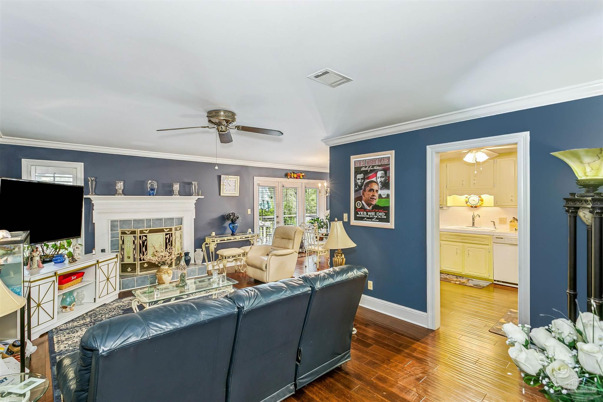 4831 East Olive Road, Unit 2D Pensacola, FL 32514 - Photo 10 of 29 a living room with furniture and a flat screen tv