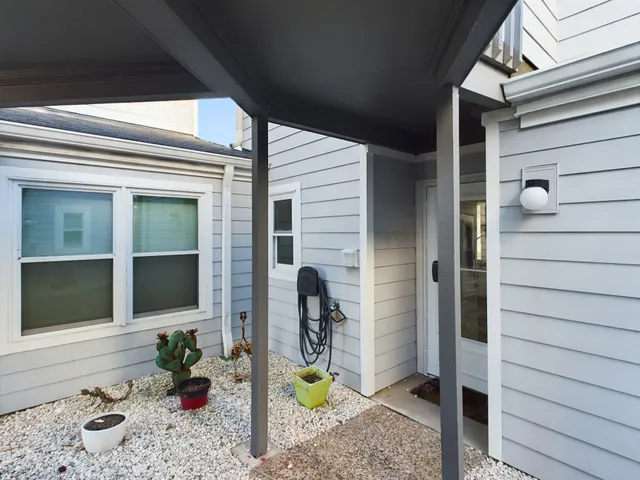 a view of a entryway front of the house