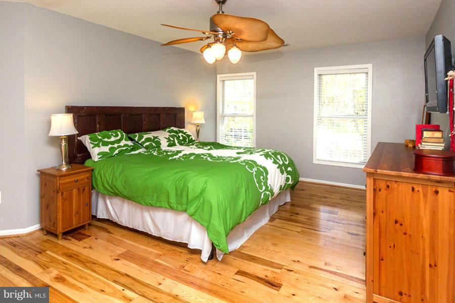 3908 Rhode Harbor Road Edgewater, MD 21037 - Photo 18 of 30 Generous Master Bedroom