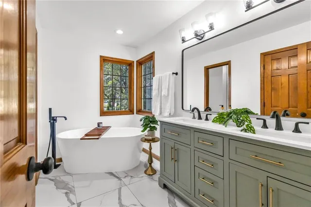 $599,990 | 7803 Northwest Lynns Lane, Weatherby Lake, MO 64152