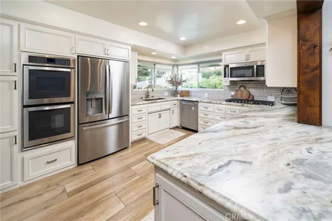 a view of a back yard