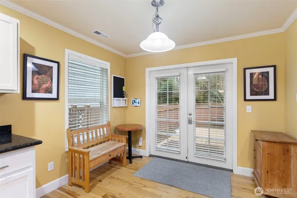 a view of livingroom with furniture