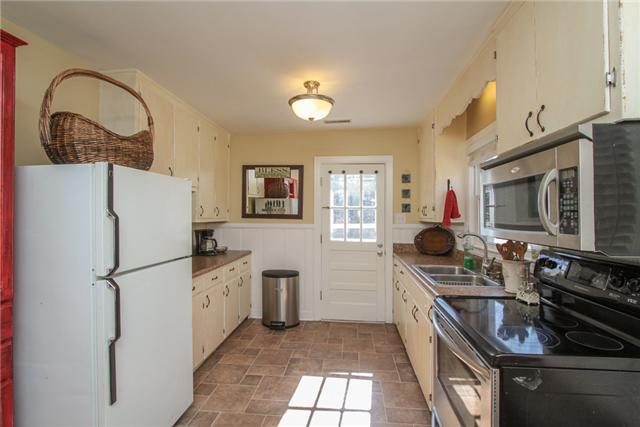 220 Jackson Heights Road Columbia, TN 38401 - Photo 4 of 18 Great counter space and good storage. Kitchen has great natural light.