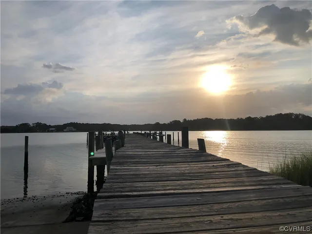 a sign that is sitting in the middle of a yard