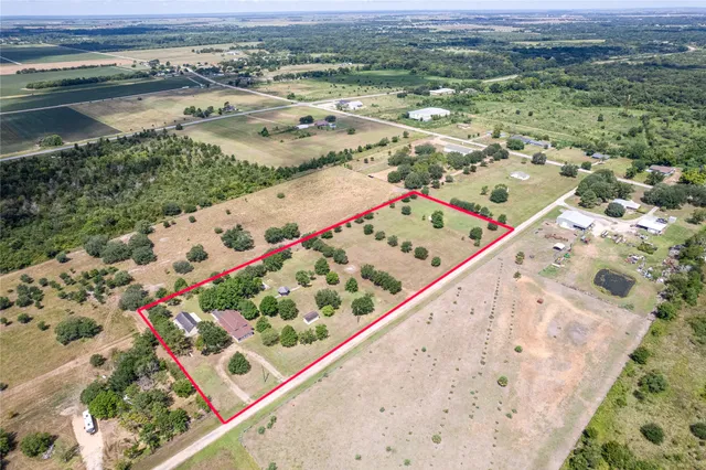a view of a house with a big yard