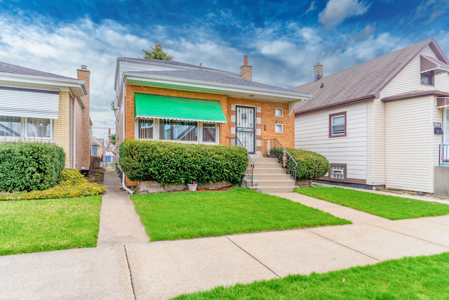 a view of front a house with a yard