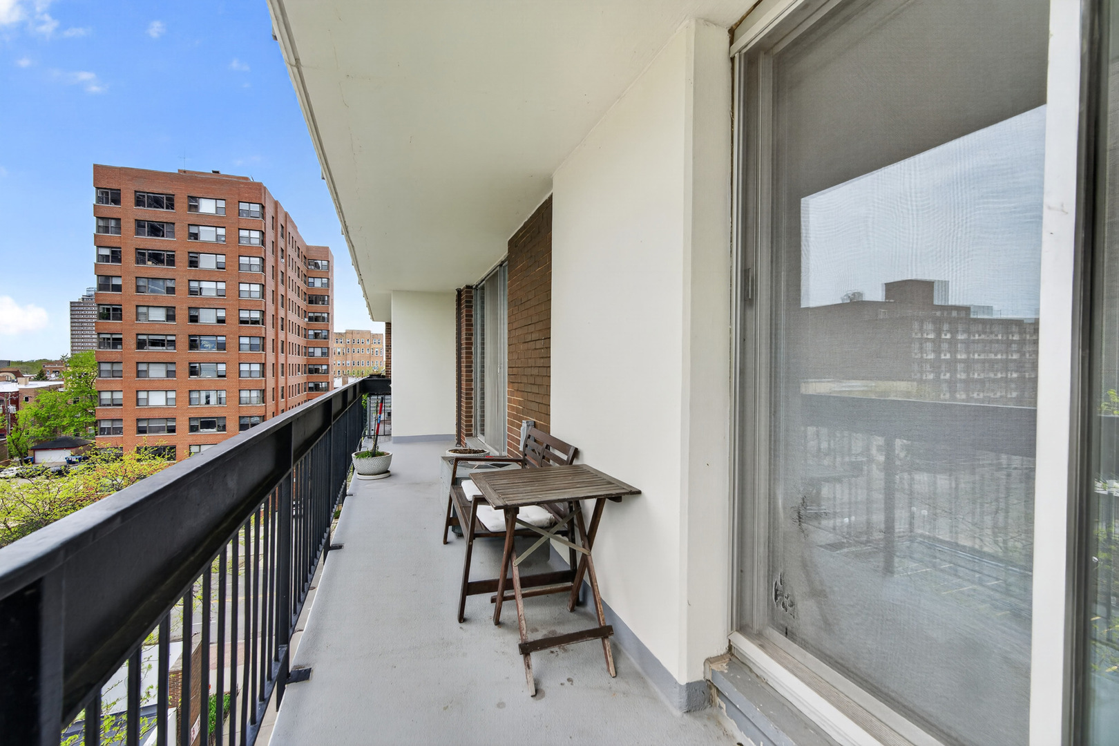 5901 North Sheridan Road, Unit 7G Chicago, IL 60660 - Photo 11 of 21 a balcony with chairs and table