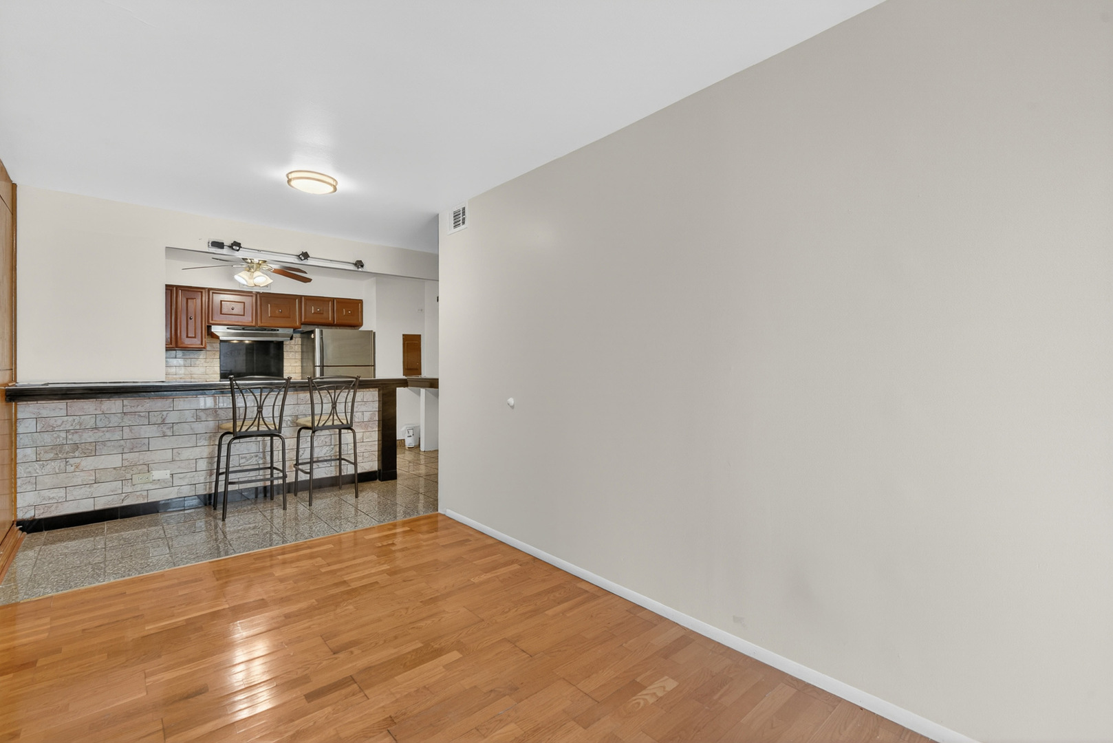 5901 North Sheridan Road, Unit 7G Chicago, IL 60660 - Photo 3 of 21 a view of a livingroom with wooden floor