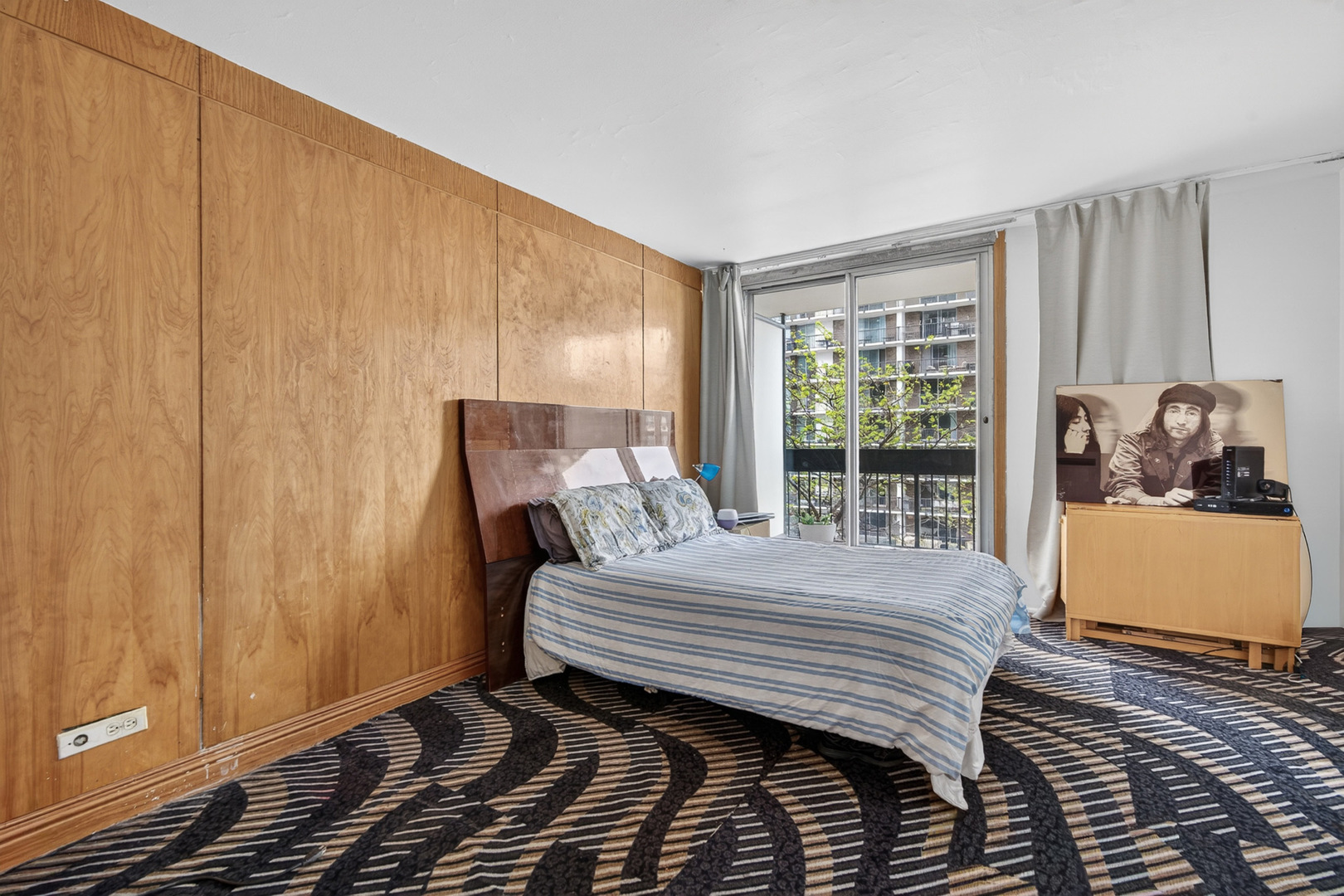 5901 North Sheridan Road, Unit 7G Chicago, IL 60660 - Photo 7 of 21 a bedroom with a bed and wooden floor