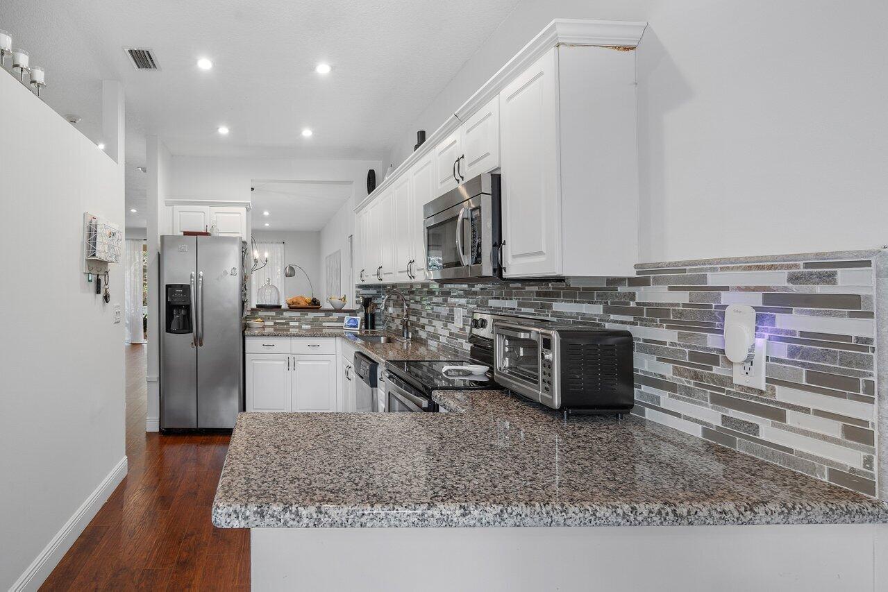 6823 Via Regina Boca Raton, FL 33433 - Photo 12 of 32 012-6823ViaRegina-BocaRaton-FL-33433-SMA