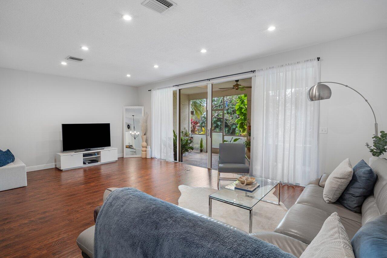 6823 Via Regina Boca Raton, FL 33433 - Photo 15 of 32 015-6823ViaRegina-BocaRaton-FL-33433-SMA