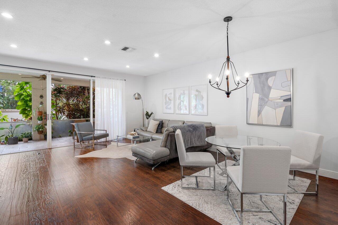 6823 Via Regina Boca Raton, FL 33433 - Photo 8 of 32 008-6823ViaRegina-BocaRaton-FL-33433-SMA