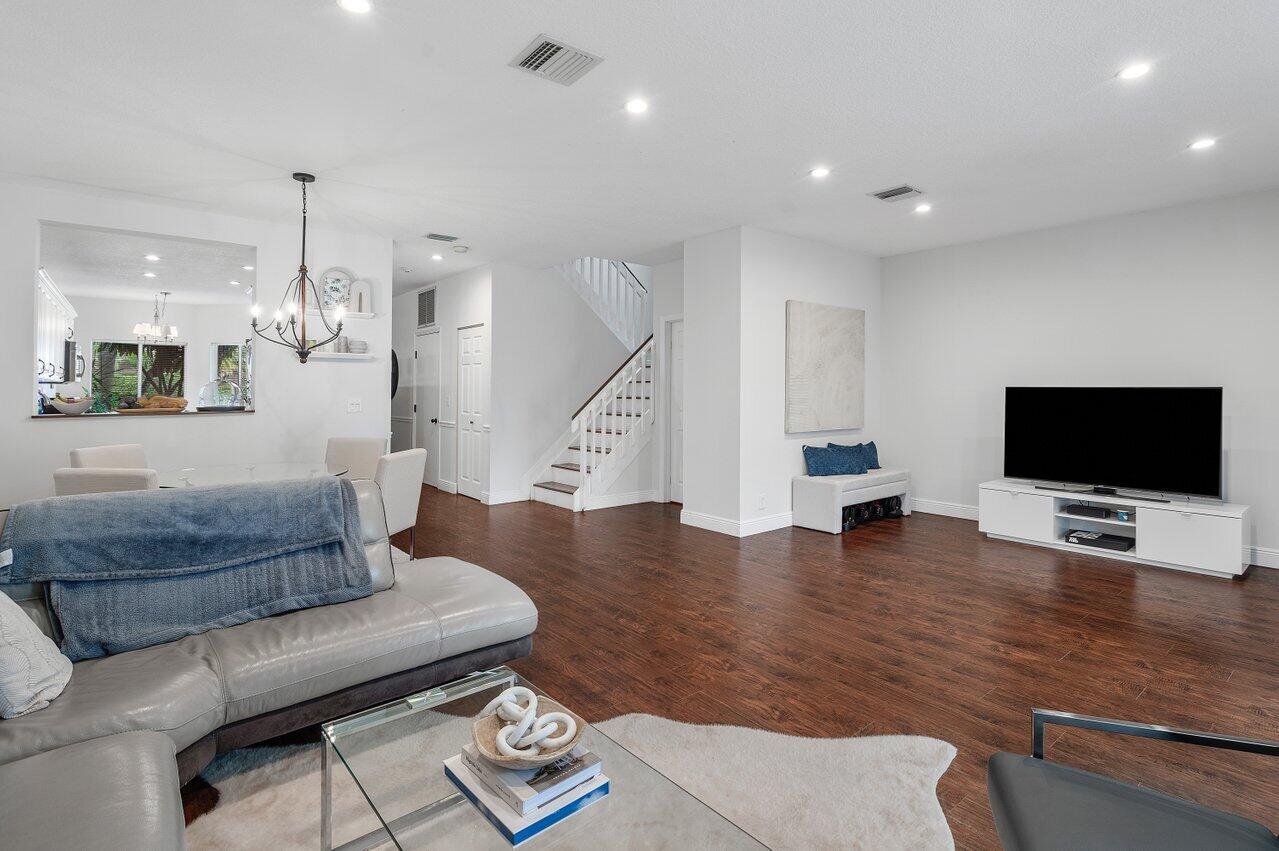 6823 Via Regina Boca Raton, FL 33433 - Photo 9 of 32 009-6823ViaRegina-BocaRaton-FL-33433-SMA