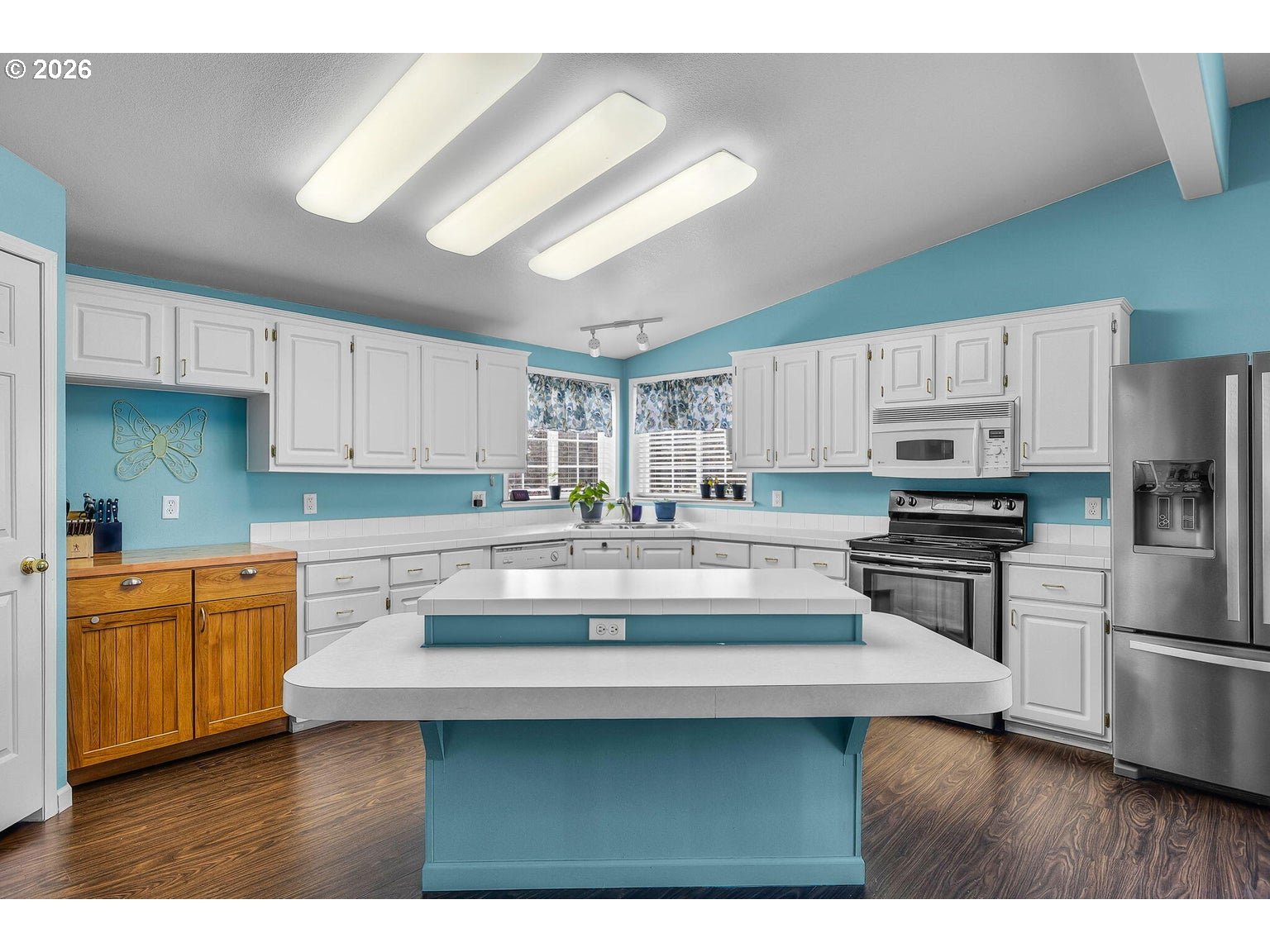 6983 Mustang Road Terrebonne, OR 97760 - Photo 12 of 36 a kitchen with stainless steel appliances granite countertop a sink a stove a refrigerator a center island and cabinets