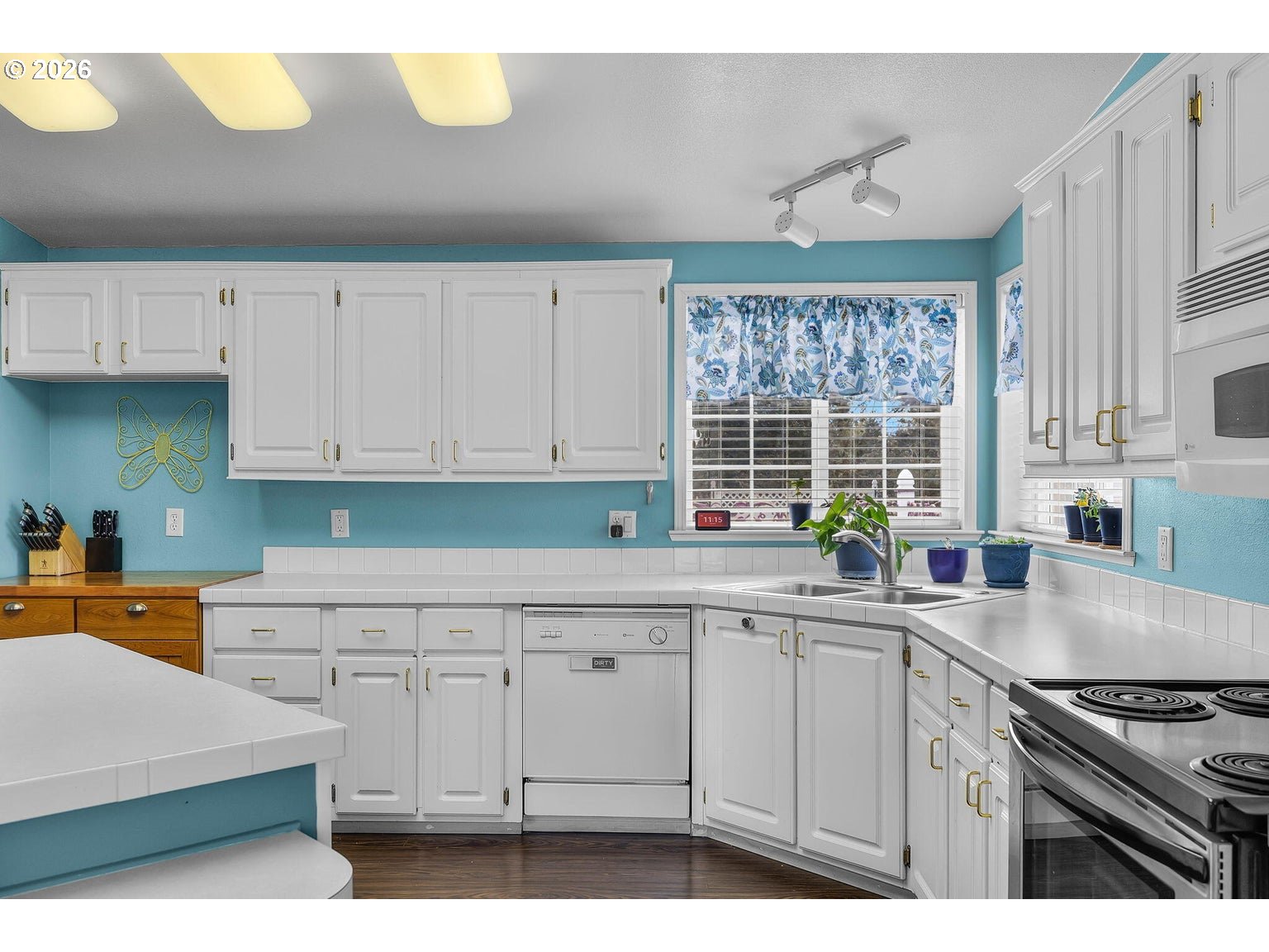 6983 Mustang Road Terrebonne, OR 97760 - Photo 9 of 36 a kitchen with granite countertop a stove a sink and white cabinets