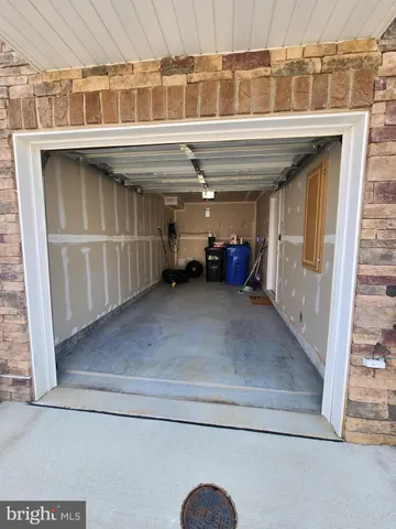 a view of livingroom with furniture