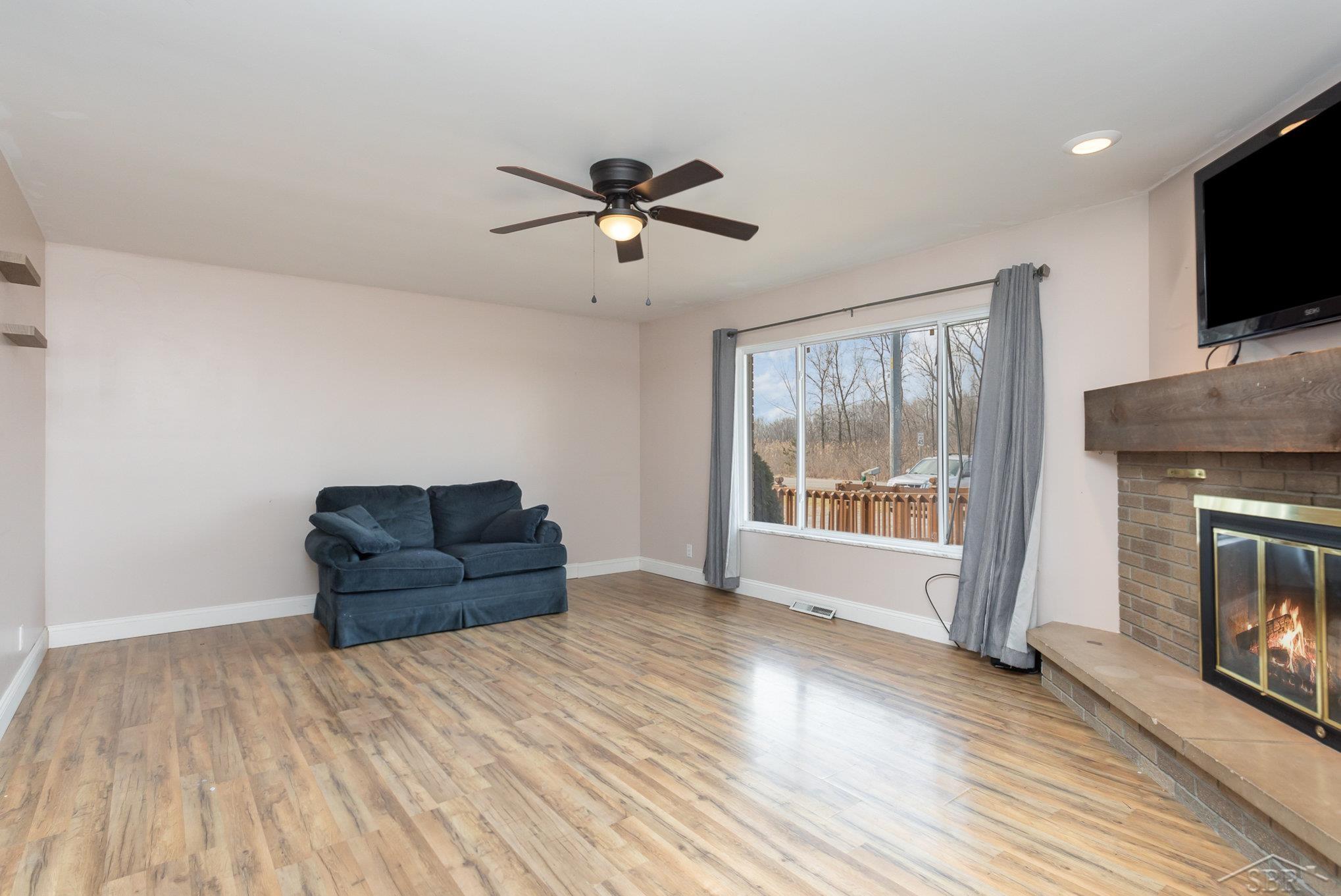 7976 Davis Road Saginaw, MI 48604 - Photo 7 of 37 50133094-e3960056-c1e5-405d-942b-cb75eacc63e9.JPG