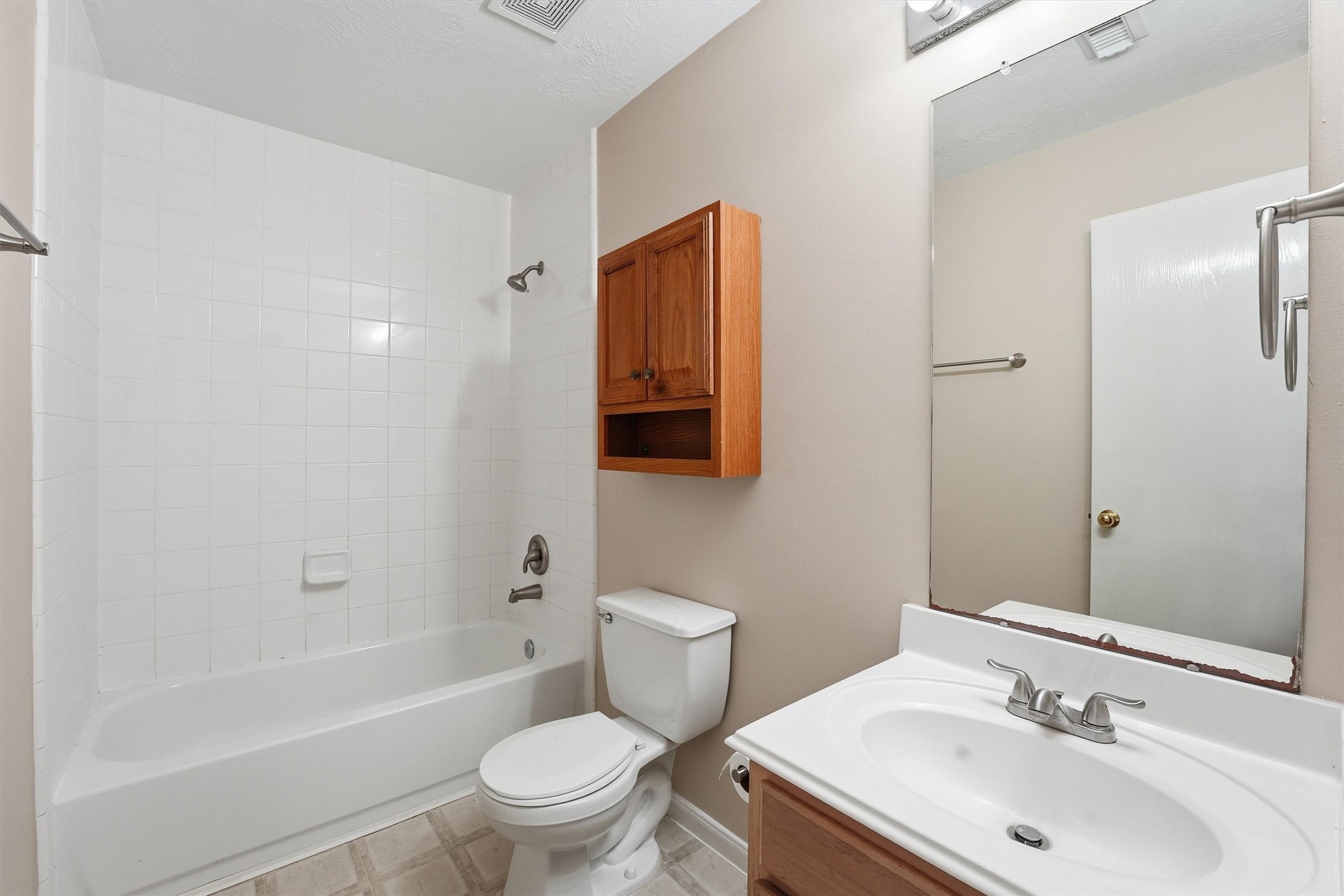 21543 Forest Colony Drive Porter, TX 77365 - Photo 23 of 32 secondary bathroom close to the other 3 bedrooms