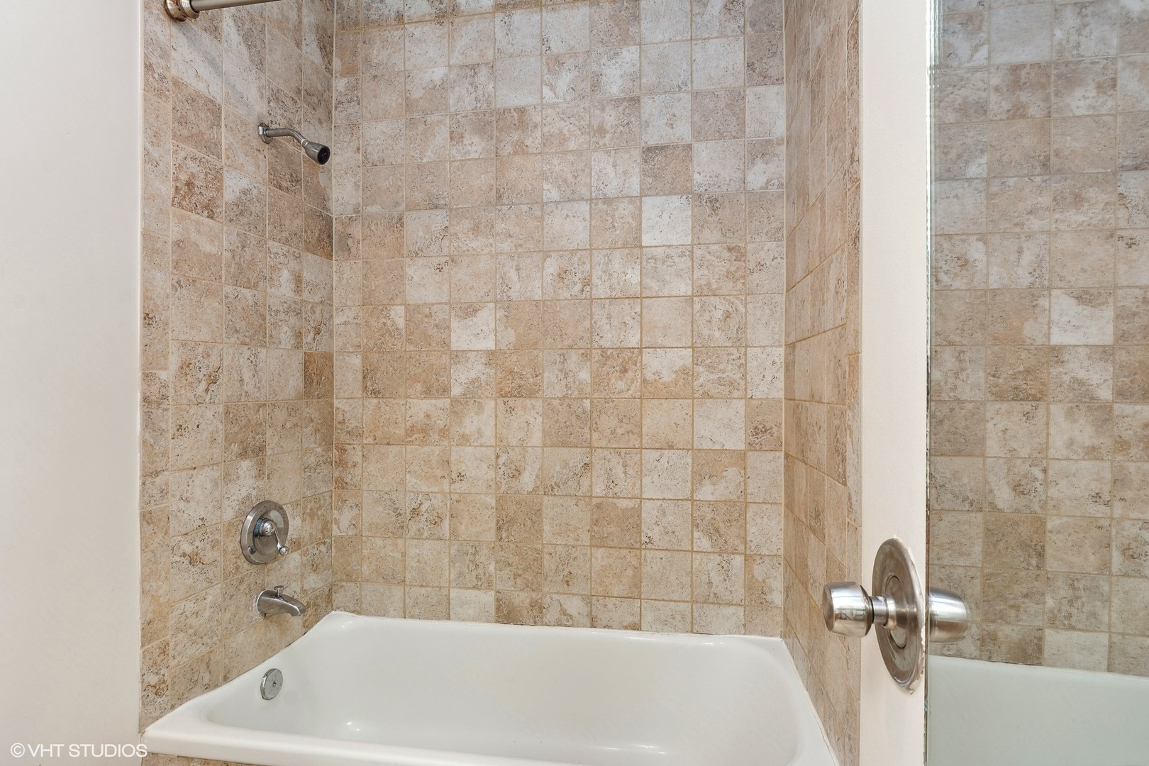 300 North State Street, Unit 4606 Chicago, IL 60654 - Photo 10 of 15 a bathroom with a bathtub