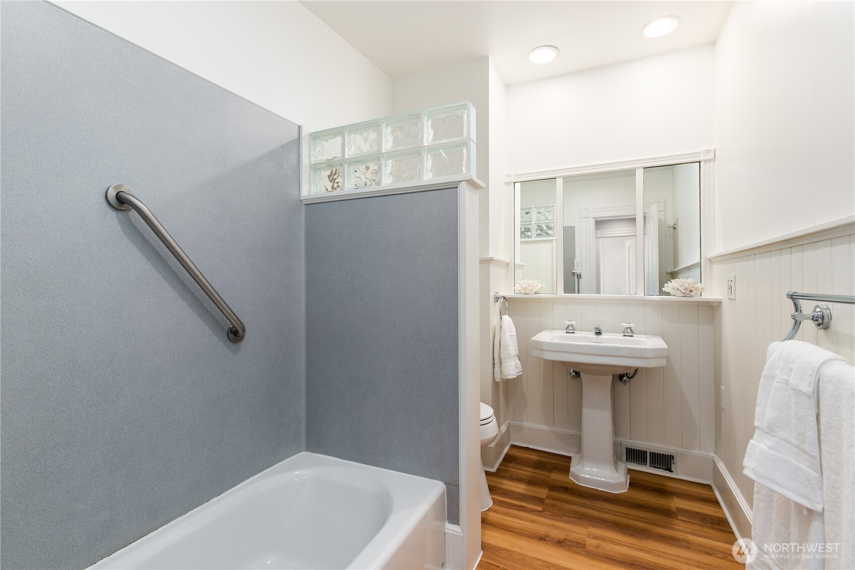 2202 East John Street Seattle, WA 98112 - Photo 25 of 34