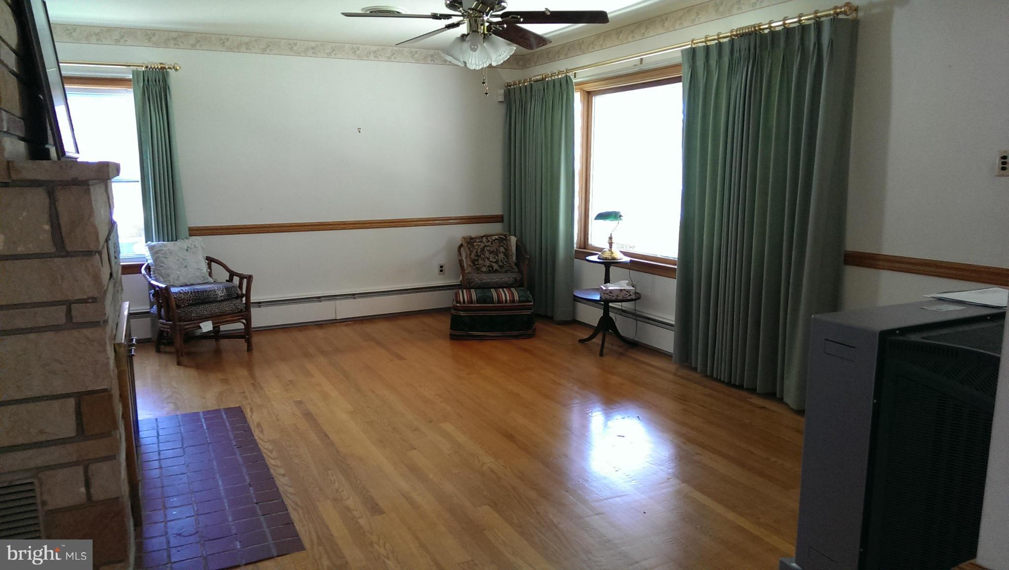 17510 York Road Hagerstown, MD 21740 - Photo 5 of 21 Living Room