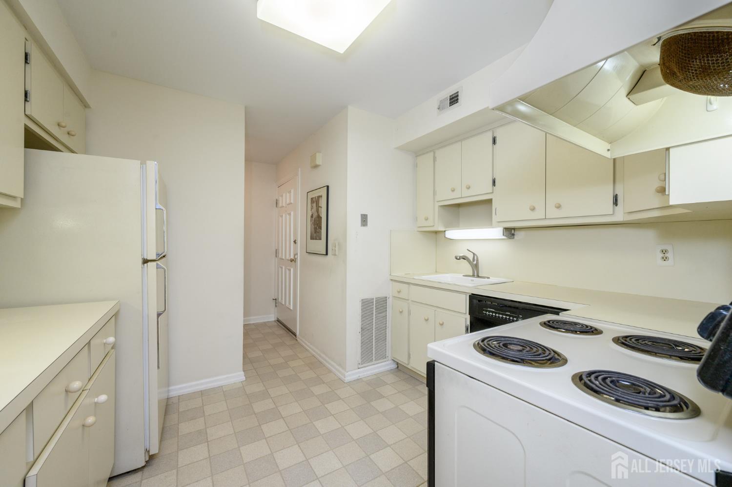 28 Countryside Drive Basking Ridge, NJ 07920 - Photo 5 of 19
