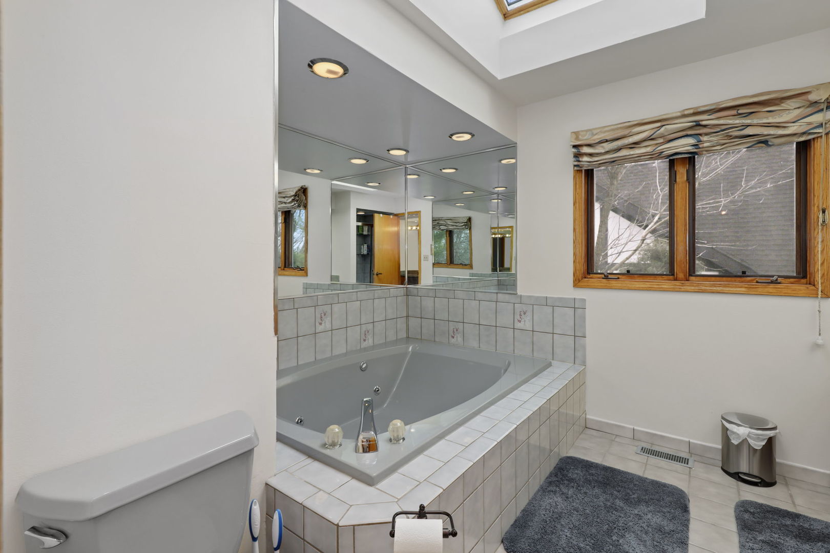 780 94th Street Burr Ridge, IL 60527 - Photo 24 of 53 a bathroom with a bathtub and a sink