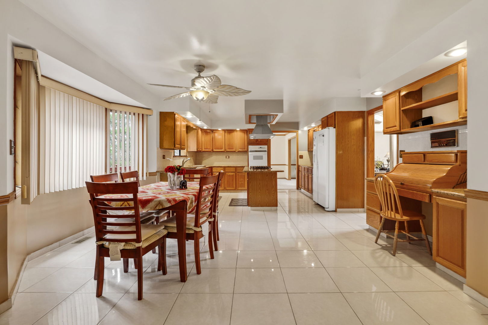 780 94th Street Burr Ridge, IL 60527 - Photo 5 of 53 a view of a dining room with furniture