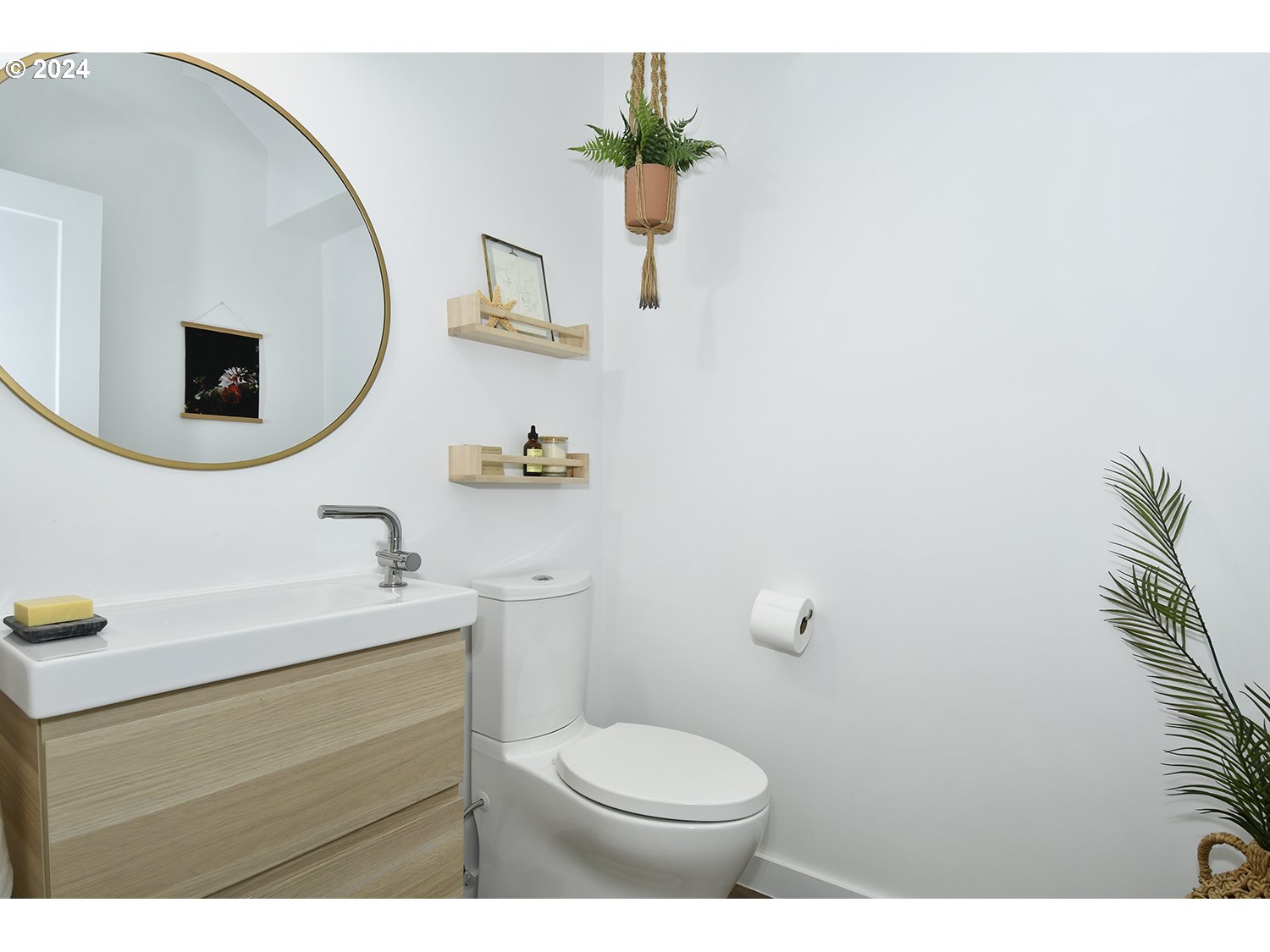 774 Southeast 25th Street Gresham, OR 97080 - Photo 18 of 39 a bathroom with a sink a toilet and a mirror