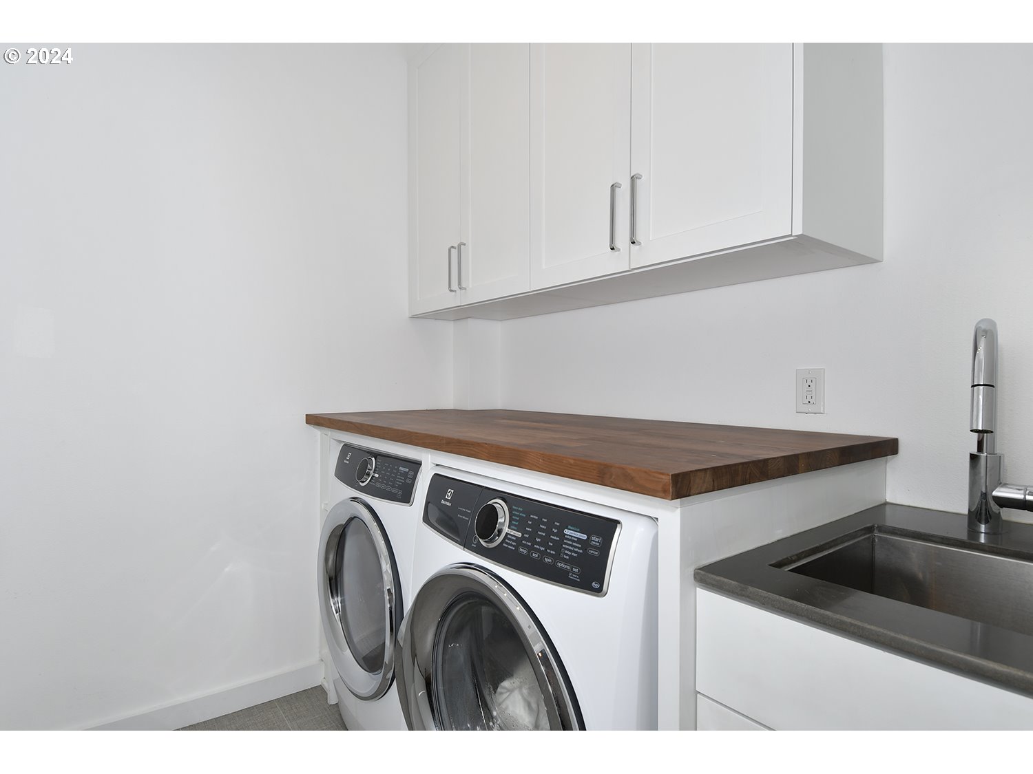 774 Southeast 25th Street Gresham, OR 97080 - Photo 30 of 39 a utility room with dryer and washer