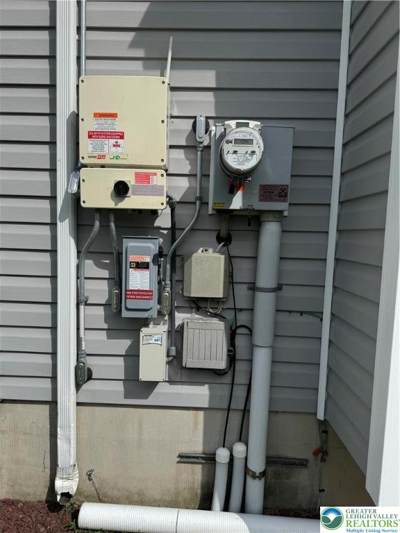 18 Cub Lane Jim Thorpe, PA 18229 - Photo 17 of 58 a utility room with dryer and washer
