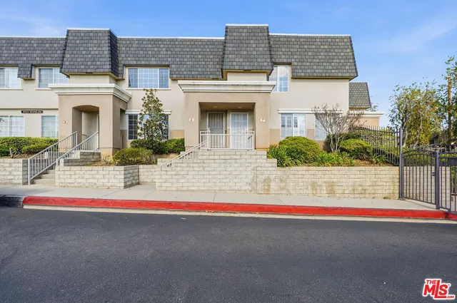 $3,900 | 19111 Hamlin Street, Unit 6, Reseda, CA 91335