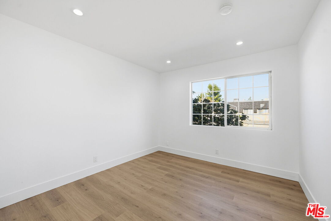 19111 Hamlin Street, Unit 6 Reseda, CA 91335 - Photo 14 of 28