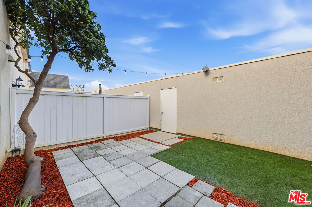 19111 Hamlin Street, Unit 6 Reseda, CA 91335 - Photo 23 of 28