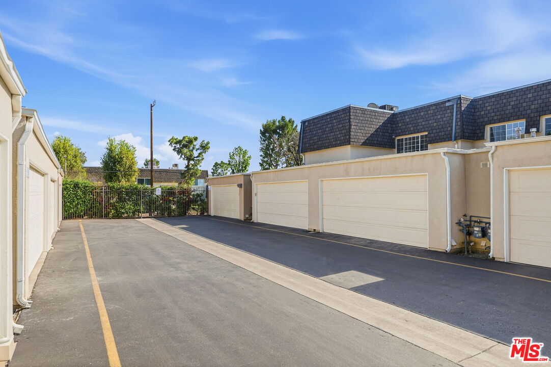 19111 Hamlin Street, Unit 6 Reseda, CA 91335 - Photo 25 of 28