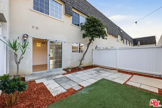 $3,900 | 19111 Hamlin Street, Unit 6, Reseda, CA 91335