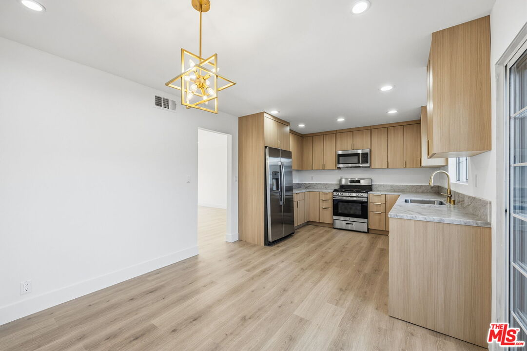 19111 Hamlin Street, Unit 6 Reseda, CA 91335 - Photo 10 of 28