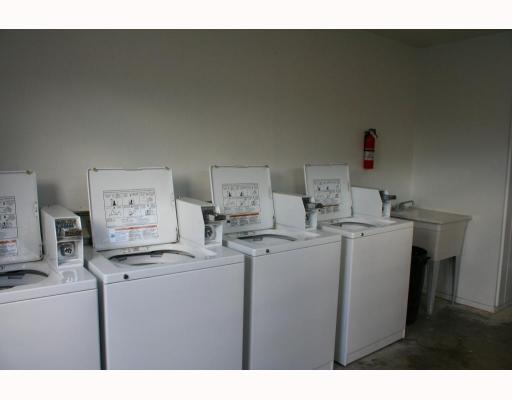 11633 Leopard Street, Unit 9 Corpus Christi, TX 78410 - Photo 4 of 6 a kitchen that has a sink and a stove