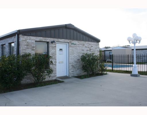 11633 Leopard Street, Unit 9 Corpus Christi, TX 78410 - Photo 6 of 6 a backyard of a house with lots of green space