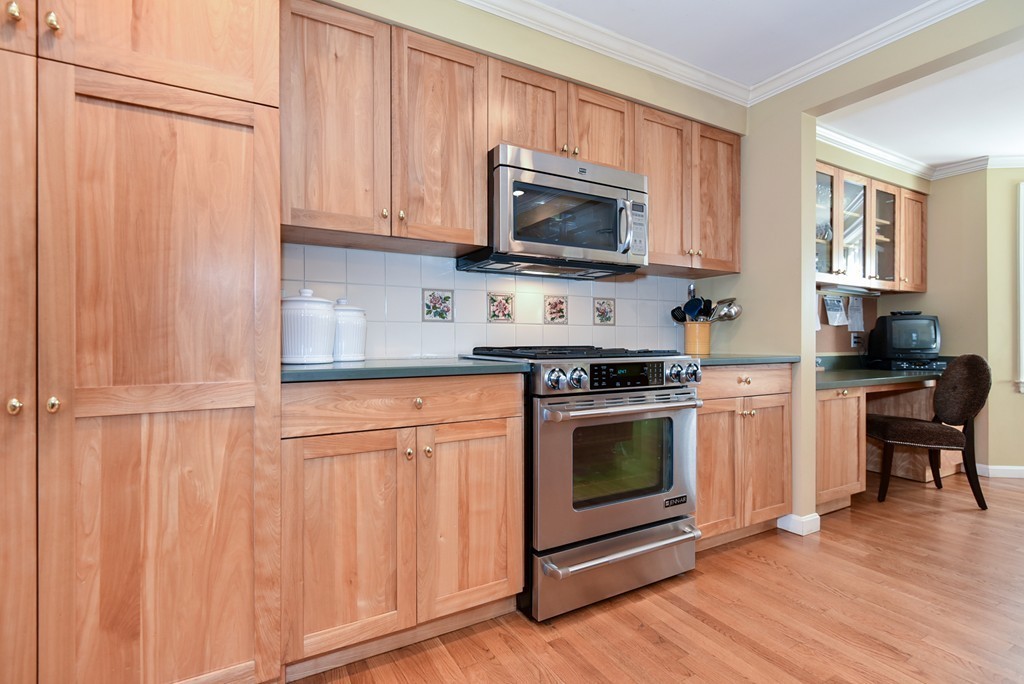 34 Hereward Road Newton, MA 02459 - Photo 6 of 24