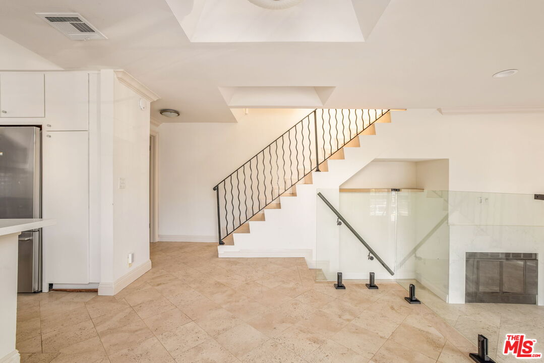 36 Navy Street, Unit 1 Venice, CA 90291 - Photo 13 of 49 a view of entryway
