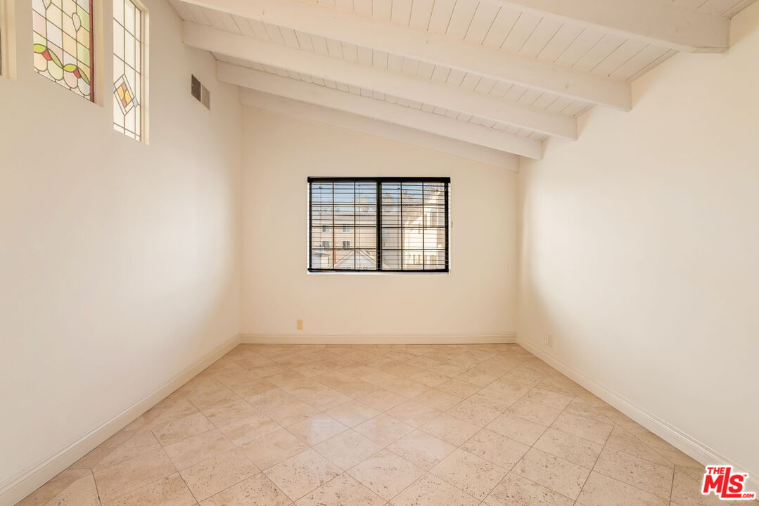 36 Navy Street, Unit 1 Venice, CA 90291 - Photo 20 of 49 an empty room with windows