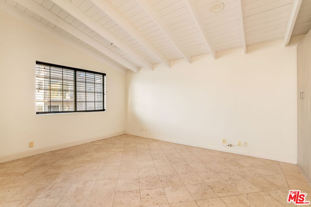 36 Navy Street, Unit 1 Venice, CA 90291 - Photo 21 of 49 an empty room with windows