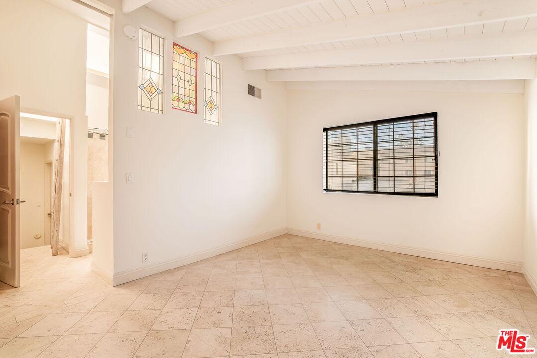 36 Navy Street, Unit 1 Venice, CA 90291 - Photo 27 of 49 an empty room with windows
