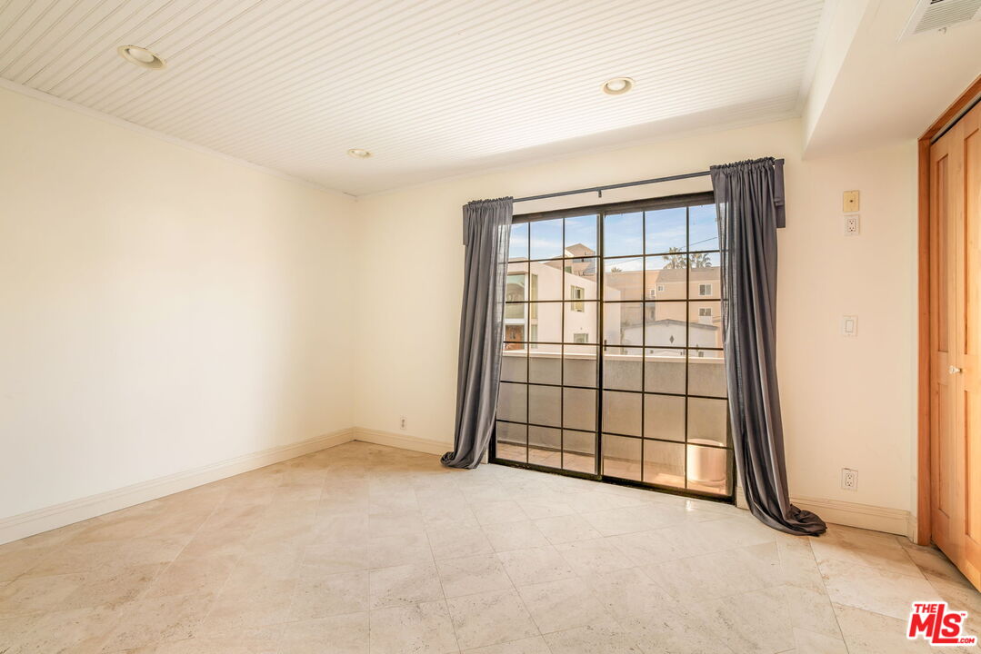 36 Navy Street, Unit 1 Venice, CA 90291 - Photo 36 of 49 an empty room with windows