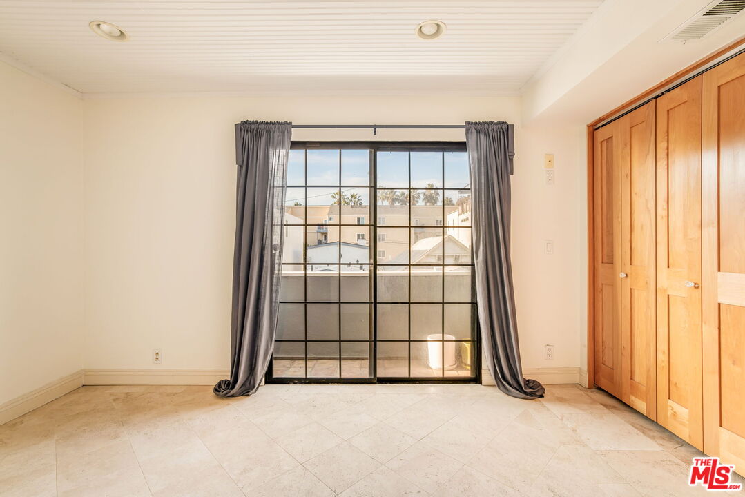 36 Navy Street, Unit 1 Venice, CA 90291 - Photo 37 of 49 an empty room with windows