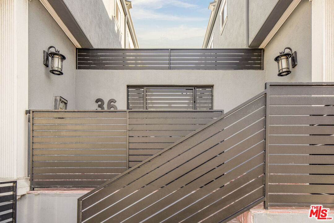 36 Navy Street, Unit 1 Venice, CA 90291 - Photo 44 of 49 a view of a wooden door