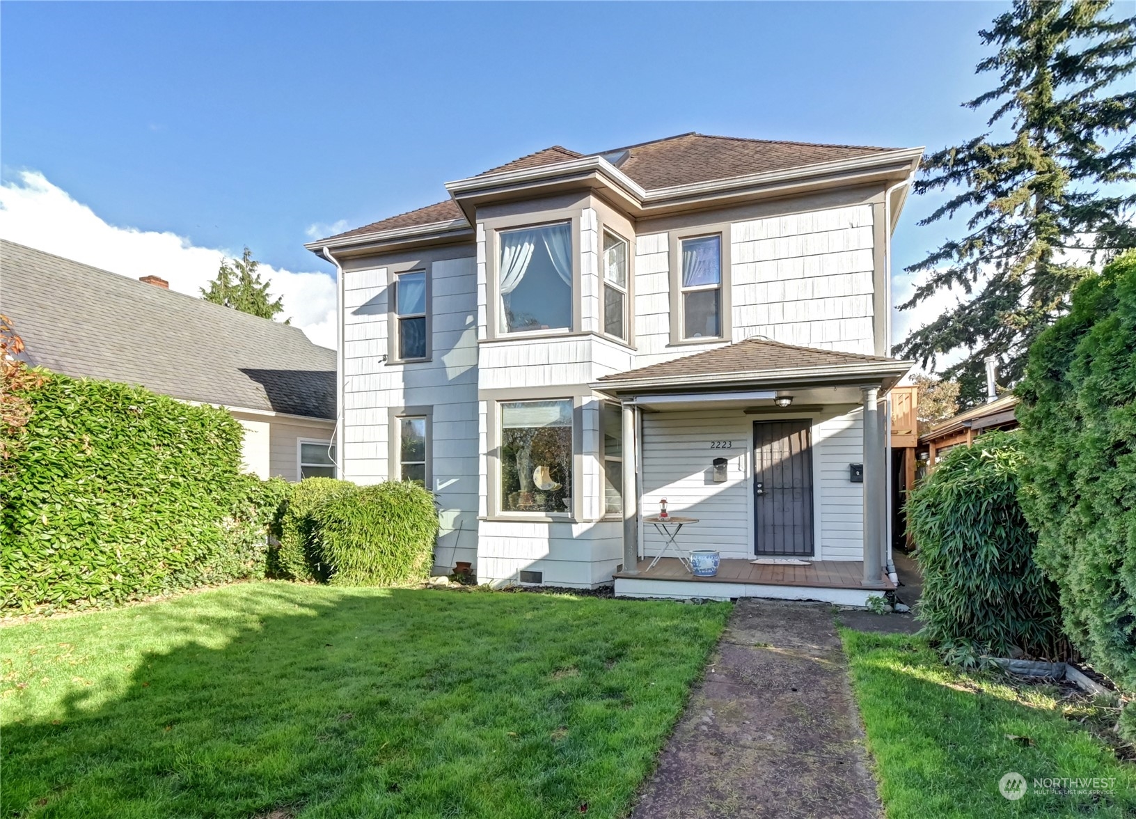 2223 Rockefeller Avenue Everett, WA 98201 - Photo 11 of 21 a front view of a house with a yard