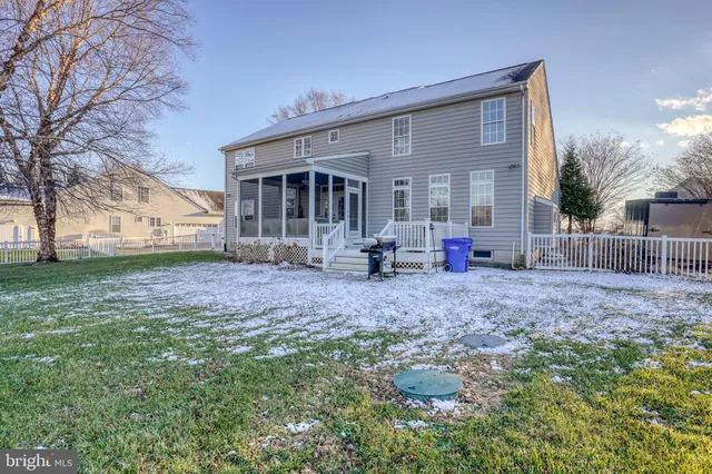 a view of a house with backyard and a garden