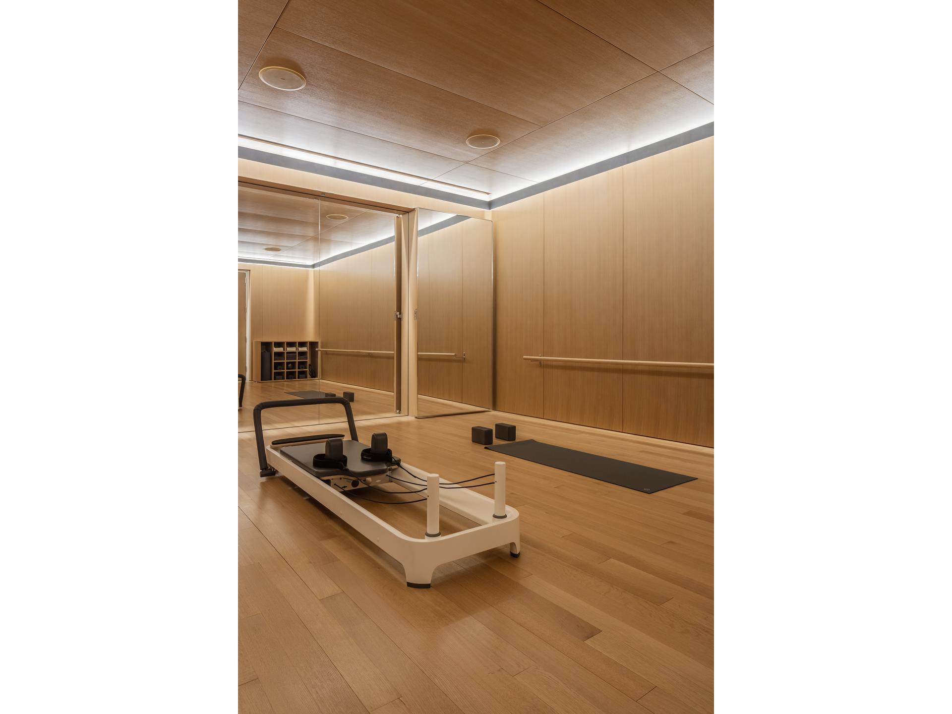 53 West 53rd Street, Unit 72B Manhattan, NY 10019 - Photo 21 of 39 a room with a table and chairs